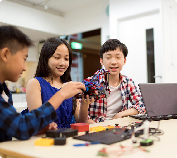 Children building a robotic project